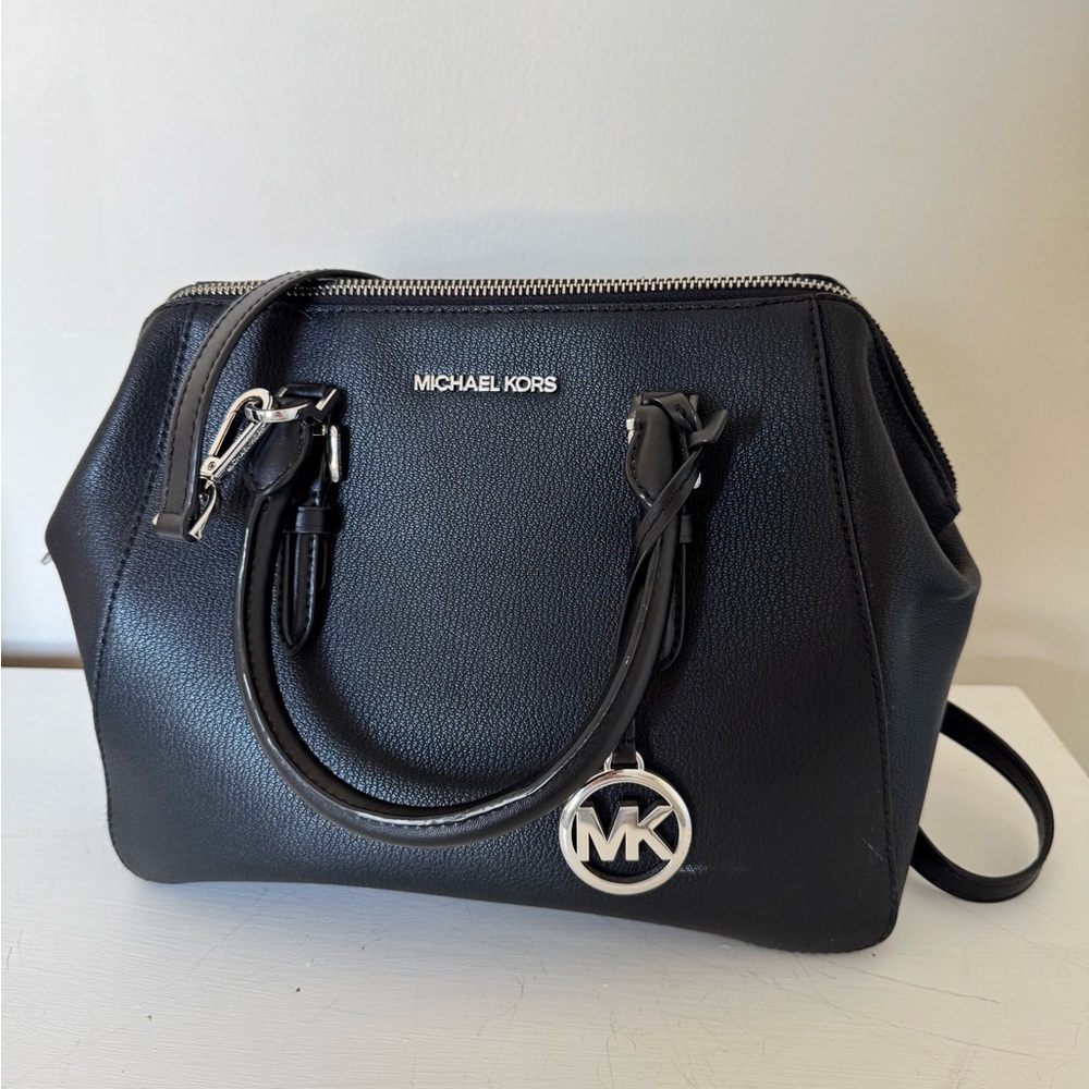 Black Micheal Kors crossbody/ shoulder purse